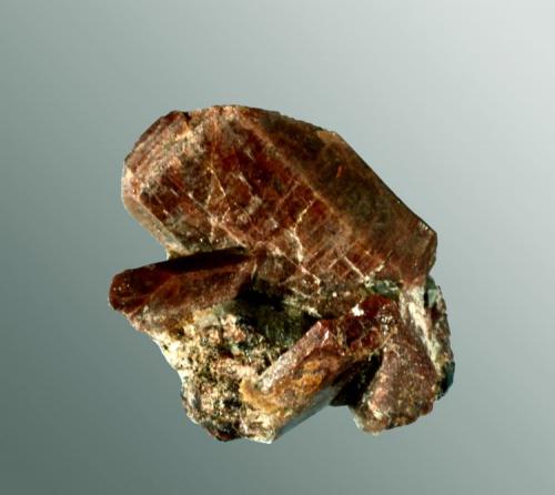 Monazita-(Ce)
Rostadheia, Iveland, Telemarken, Noruega.
Agregado de dos cristales prismáticos aplanados en matriz (ejemplar de 1966).
1,7 x 1,6 x 1,7 cm. / cristal pral.: 1,6 x 1,1 x 0,5 cm. (Autor: Carles Curto)