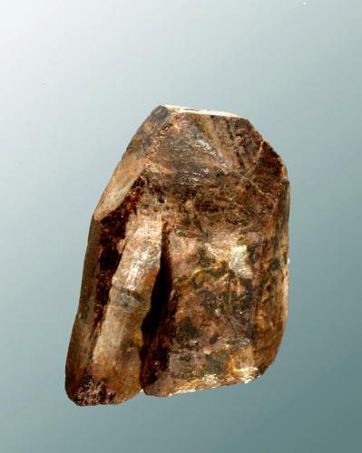 Monazita-(Ce)
Rostadheia, Iveland, Telemarken, Noruega. 
Cristal prismático con terminación piramidal (ejemplar de 1966).
3,1 x 2,8 x 2,6 cm. (Autor: Carles Curto)