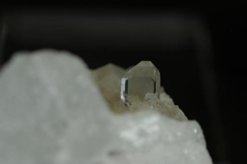 Cuarzo (var. Cristal de Roca) sobre mármol, Colonnata, Toscana, Italia 55x35x35. El tamaño del cristal está entre 5 y 10 mm (lo digo de memoria) (Autor: Juan María Pérez)