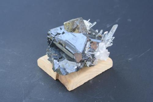 Esfalerita.
De Perú con cristal de 50 mm
de arista y con calcopirita encima y cuarzo (Autor: Mariano Municio Mora)