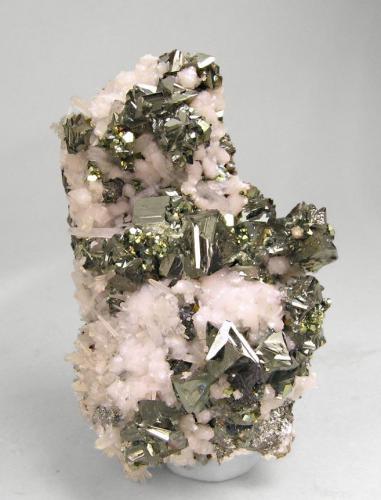 Tetrahedrita con Rodocrosita
Cavnic, Maramures, Rumania
Ex Colección Silvane
Tamaño de la pieza: 6.7 × 4.3 × 2.2 cm.
El cristal más grande mide: 0.9 × 0.8 cm.
Foto: Minerales de Referencia (Autor: Jordi Fabre)