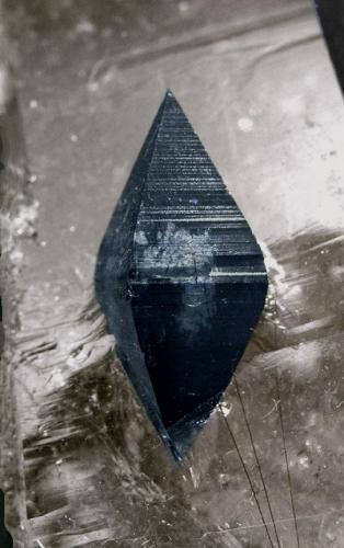 Anatasa en Cuarzo ahumado 
Dyrfonni, Viveli, Eidfjord, Hardangervidda, Hordaland, Noruega
Encontrada en 1994
Tamaño de la pieza: 5.8 × 2.9 × 2.2 cm.
El cristal de Anatasa mide: 1.4 × 0.6 cm.
Foto: Minerales de Referencia (Autor: Jordi Fabre)