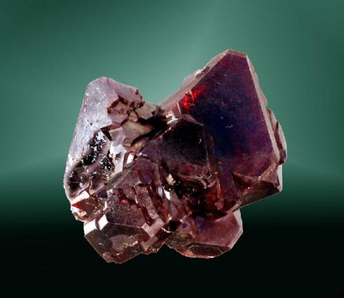 Cuprita
Mashamba, Kolwezi, Katanga, Rep. Dem. del Congo. Mashamba West (m).
3,1 x 3,2 x 3,1 cm. / cristal pral.= 2,5 x 2,1 x 1,0 cm.
Agregado de cristales octaédricos con truncaturas de cubo, con reflejos rojos.
Ex colección Silvane (J.M. Amigó Pibernat).
Ejemplar recolectado en 1994. Obtenido en 2008. (Autor: Carles Curto)