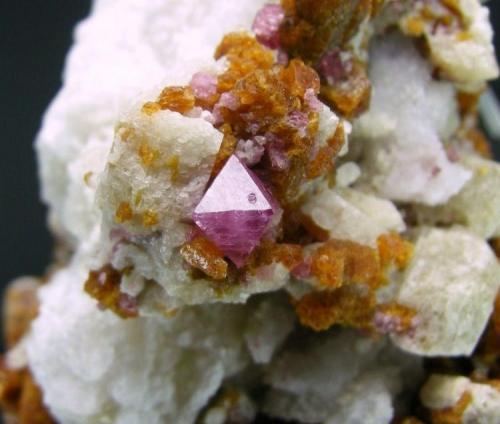 Espinela Rosa 
Llanos del  Juanar - Ojén - Málaga - España
Cristal de 0.6 cm
La acompaña cristales de Forsterita y Clinohumita
Encontrada en 2002 (Autor: Diego Navarro)