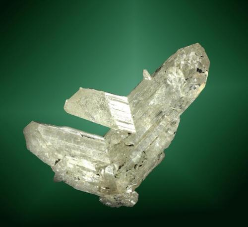 Cerusita
Tsumeb, Tsumeb (constituencia), Otavi (mts.), Oshikoto (región), Namibia. Tsumeb (m).
4,4 x 3,3 x 2,1 cm. (ejemplar)
Agregado (macla) flotante de tres cristales hialinos (cristal pral.: 3,9 x 2,1 x 1,6 cm.).
Ejemplar de 1973. (Autor: Carles Curto)