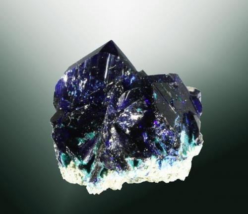 Azurita
Tsumeb, Tsumeb (constituencia), Otavi (mts.), Oshikoto (región), Namibia. Tsumeb (m).
1,7 x 1,8 x 1,4 cm. (ejemplar) / 1,2 x 1,0 x 0,2 cm. (cristal pral.)
Cristales prismátics aplananados, uno de ellos claramente dominante, transparentes, en matriz.
Ejemplar de 1985. (Autor: Carles Curto)