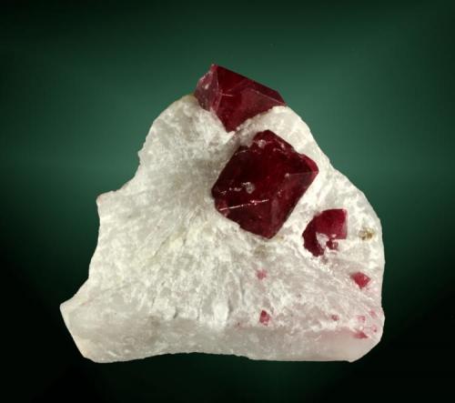 Espinela (espinela rubí)
Luc Yen, Yenbai (Yen Bai) (prov.), Vietnam.
4,6 x 5,0 x 2,3 cm. (ejemplar) / 1,5 x 1,3 x 1,3 cm. (cristal pral.)
Cristales octaédricos, con la macla típica de la especie, rojos, en matriz de marmol blanco.
Ejemplar de 2009. (Autor: Carles Curto)