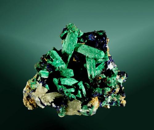 Malaquita psudomórfica de azurita
Tsumeb, Otavi (mts.), Tsumeb (constituéncia), Oshikoto (prov.), Namibia.
3,3 x 3,0 x  0,7 cm. (ejemplar) / 1,0 x 0,4 x 0,3 cm. (cristal pral.)
Cristales prismáticos, uno de ellos biterminado, pseudomórficos de azurita, con azurita y cerusita y en matriz.
Ejemplar de 1982 (Autor: Carles Curto)
