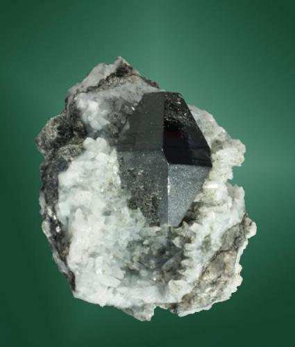 Anatasa
Dyrfonni, Viveli, Eidfjord, Hardangervidda, Hordaland, Noruega.
2,8 x 2,3 x 1,9 cm. (ejemplar) / 1,4 x 0,8 x 0,7 cm. (cristal)
Cristal bipiramidal biterminado, truncado por el pinacoide, en matriz, con cuarzo.
Ejemplar de 2010. (Autor: Carles Curto)