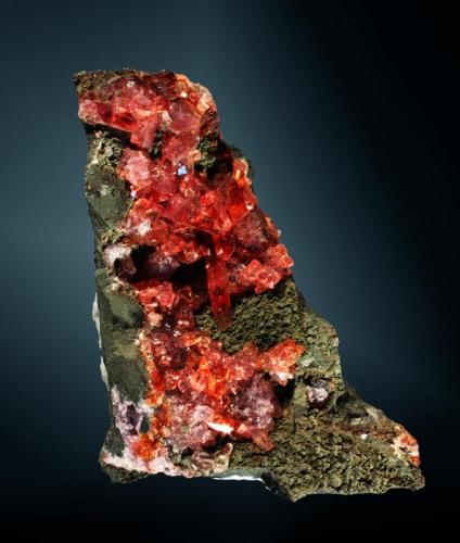 Rodocrosita
Santa Eulalia del Rio, Aquiles Serdán (municipio), Chihuahua, México.
5,6 x 4,3 x 5,4 cm. (ejemplar) / 1,5 x 0,3 x 0,3 cm. (cristal pral.)
Cristales escalenoédricos muy agudos, muchos de ellos biterminados, transparentes, en matriz.
Ejemplar de 1986 (Autor: Carles Curto)