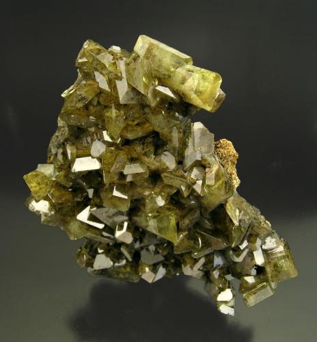 Anglesita
Pozo IX, Touissit, Oujda, Marruecos
Tamaño de la pieza: 5.5 × 5.8 × 2.1 cm.
El cristal más grande mide: 1 × 0.5 cm.
Encontrada en 1996
Foto: Minerales de Referencia (Autor: Jordi Fabre)