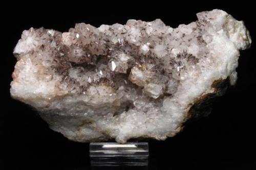 Goethita, Cuarzo
Amerzgane, Ouarzazate, Marruecos
Tamaño de la pieza: 19,4 × 9,8 × 6,2 cm.
Los cristales de goethita forman abanicos que sobresalen hasta 8 mm desde los cristales de cuarzo. (Autor: Iván Blanco (PDM))