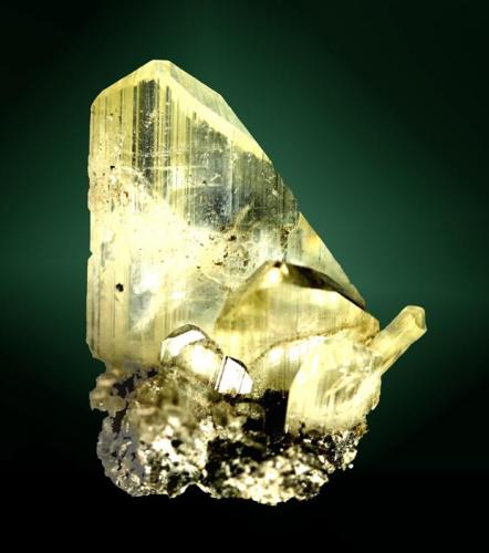 Anglesita
Touissit, Oujda-Angad (pref.), L’Oriental (wilaya), Marruecos. Zelidja (m).
3,0 x 3,8 x 1,7 cm. (ejemplar) / 3,3 x 1,8 x 0,7 cm. (cristal pral.)
Agregado de cristales muy aplanados, transparentes y de color amarillo uniforme, en matriz de galena.
Ejemplar de 1989. (Autor: Carles Curto)