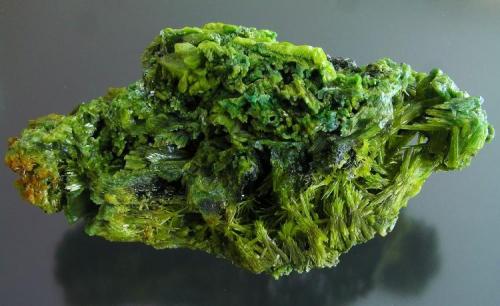 Piromorfita.
Minas del Horcajo, Almodóvar del Campo, Ciudad Real, Castilla La Mancha, España.
Tamaño de la pieza 12.8 x 5.8 x 7.6 cm.
Cristales hasta 2 cm., y cristales palmeados hasta 2,5 cm. Col. y foto Nacho Gaspar. (Autor: Nacho)