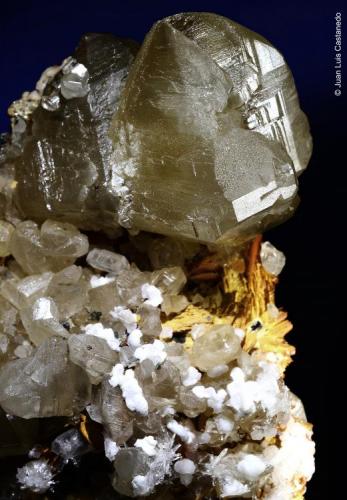 Cerusita y barita. 
ACF Mine area. Mibladen. Midelt. Marruecos. 
9x6.5 cm. Cristal mayor 3 cm (Autor: Juan Luis Castanedo)
