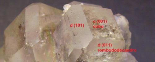 Fluorita
Naica, Saucillo, Chihuahua, Méjico
5,5 x 4 x 3,5 cm.
Detalle de la pieza anterior con los índices de Miller y principales caras sobre el cubo dominante (Autor: Antonio Alcaide)