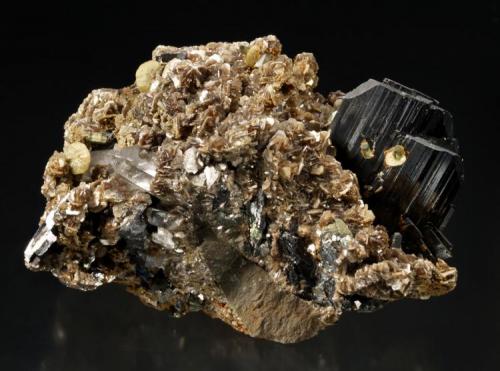 Ferberita+Moscovita+Arsenopirita+Fluorapatito+Cuarzo
Panasqueira, Portugal.
15 x 12 x 12 cm
MGB 11383
Crecimiento paralelo de cristales de cuarzo, con arsenopirita, fluorapatito y cuarzo, en matriz de moscovita.
Col. Cervelló
Foto: Joan Rosell Riba (Autor: Carles Curto)