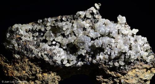 Smithsonita. 
Sierra Minera de Cartagena-La Unión. La Unión. Murcia. España.
10.3x5 cm. Cristal mayor 0.4 cm. (Autor: Juan Luis Castanedo)
