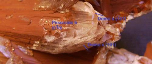 Hemimorfita
Santa Eulalia, Chihuahua, Méjico
7 x 6 x 6 cm.
Detalle de la pieza anterior con el esquema de las caras. Las caras verticales, estriadas, paralelas dos a dos son pinacoides. Los cristales terminan en punta -que no pirámide- con dos domos -caras simétricas respecto a un plano divisorio-. No se aprecia la típica terminación en hojas de libro característica de cristales más pequeños de Mapimí. En alguno de los cristales menores vemos la terminación en "cincel" típica del sistema rómbico. (Autor: Antonio Alcaide)