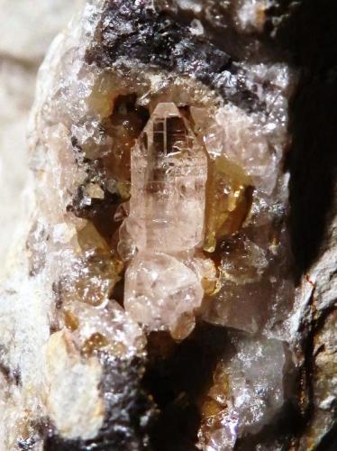 Cerusita
Mestanza, Valle de Alcudia, Ciudad Real, Castilla La Mancha, España.
3,5x2x1,5 cm.
Cristal de 5 mm. Col. y foto Nacho Gaspar. (Autor: Nacho)