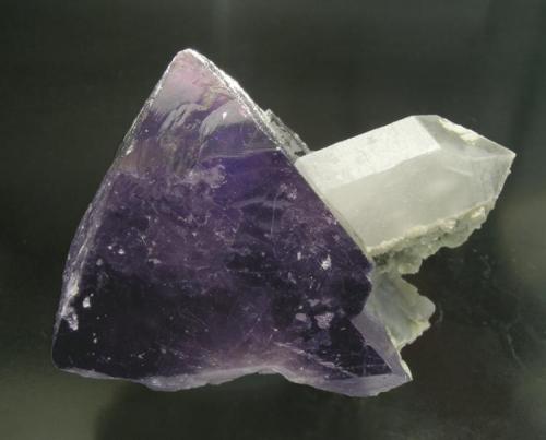 Scheelita con Cuarzo y Dolomita
Mina Tong-Wha, Neungam-ri, Chungju, Corea del Sur
Encontrada hacia 1974
Tamaño de la pieza: 5.5 × 3.7 × 3.4 cm.
El cristal más grande mide: 3.6 × 3.5 cm.
Intensa fluorescencia con UV onda corta y fluorescente con UV onda larga
Ex colección Folch duplicados
Foto: Minerales de Referencia (Autor: Jordi Fabre)