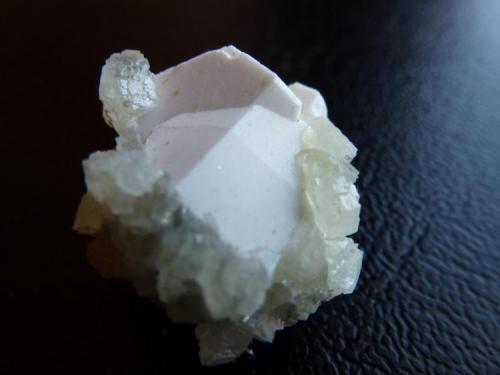 Ortoclasa y Prehnita<br />El Berrueco, Comarca Sierra Norte (Madrid), Community of Madrid, Spain<br />3 x 3 cm<br /> (Autor: javier ruiz martin)