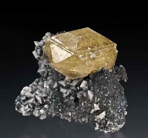 Calcite with Dolomite
Benchmark Quarry, St Johnsville, Montgomery Co., New York
4.5 x 5 cm (Author: am mizunaka)