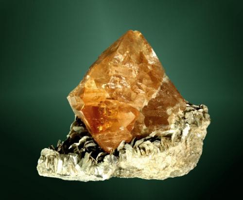 Scheelita+Moscovita
Huya, Pingwu (dist.), Mianyang (pref.), Sichuan, China. Xuebaoding (m).
6,1x7,3x5,0 cm. / 5,0x4,4x3,8 cm. (cristal)
Cristal bipiramidal amarillo en matriz de moscovita.
Ejemplar de 2008
MINDAT ID: 297828 (Autor: Carles Curto)