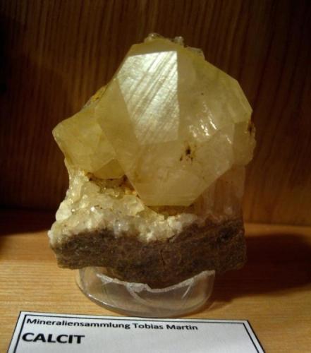 Calcite
Sarbai Mine, Kostanay Province, Kazakhstan
Specimen height 55 mm, crystal is 35 mm in diameter. (Author: Tobi)