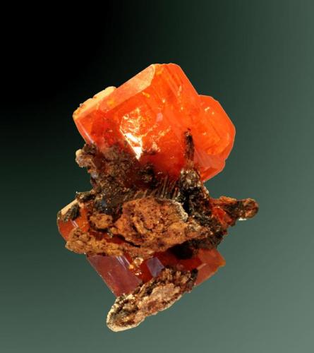 Wulfenita
Silver District, Yuma Co., Arizona, EUA. Red Cloud (m).
2,2x2,1x1,0 cm. / 1,3x1,2x0,4 cm. (cristal pral.)
Cristales laminares rojos en matriz de romanèchita.
Ejemplar de 1990
MINDAT ID: 297837 (Autor: Carles Curto)