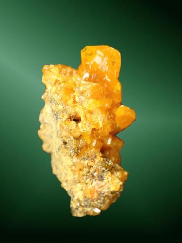 Wulfenita
Vanadium, Central (dist.), Grant Co., New Mexico, EUA. Groundhog (m).
2,8x1,6x1,4 cm. / 1,0x0,7x0,2 cm. (cristal pral.)
Agregado de cristales tabulares, uno de ellos claramente dominante, de color naranja, en matriz.
Ejemplar de 1979 (Autor: Carles Curto)