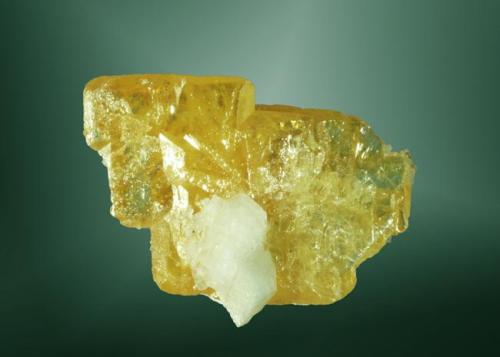 Wulfenita+Calcita
Gleeson, Cochise Co., Arizona, EUA. Defiance (m).
1,7x2,4x0,9 cm. / 1,5x1,4x0,2 cm. (cristal pral.)
Agregado de cristales laminares amarillos con calcita blanca cristalizada.
Ejemplar de 1975 (Autor: Carles Curto)