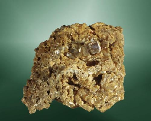 Wulfenita
Bad Bleiberg, Bleiberg (dist.), Gailtaler und Karnische Alpen, Carinthia, Austria. (Localidad tipo)
3,5x4,3x1,9 cm. / 0,5x0,5x0,5 cm. (cristal pral.)
Agregado de cristales equidimensionales de color marrón.
Ejemplar de 1968
Ejemplar de la localidad tipo. (Autor: Carles Curto)