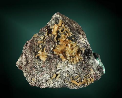 Wulfenita
Tsumeb, Otavi (mts.), Tsumeb (constituencia), Oshikoto (prov.), Namibia.
4,6x3,1x2,1 cm. / 0,9x0,8x0,2 cm. (cristal pral.)
Cristales laminares gruesos de color crema implantados en matriz.
Ejemplar de 1983 (Autor: Carles Curto)