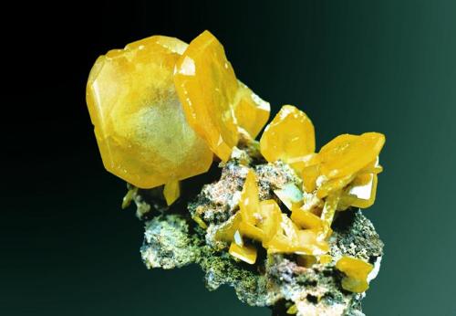 Wulfenita
Touissit, Oujda-Angad (pref.), L’Oriental (wilaya), Marruecos.
4,8x6,3x3,5 cm. / 0,2x2,3x2,1 cm. (cristal pral.)
Cristales laminares amarillos implantados en dolomita.
Ejemplar de 1981                      MINDAT ID: 191090
Figurado: RBA (ed.). 2003. Minerales (fasc.5) (Autor: Carles Curto)