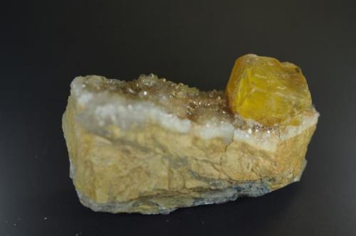 Fluorita
El Hamman, Meknes, Meknes-Tafilalet Región, Marruecos
90x35x45 mm (el cristal tiene 22mm de arista) (Autor: Juan María Pérez)