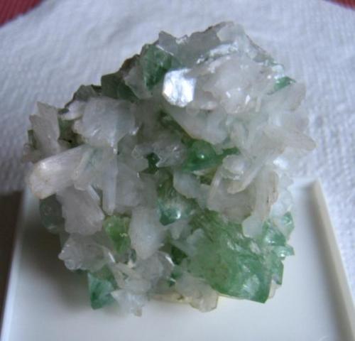 Apophyllite & Stilbite
Aurangabad District, Maharashtra, India
6 x 6 x 2 cm. Crystal size : 1.5 cm (Author: Leon56)