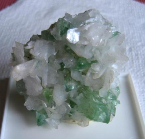 Apophyllite & Stilbite
Aurangabad District, Maharashtra, India
6 x 6 x 2 cm. Crystal size : 1.5 cm (Author: Leon56)