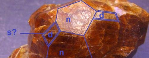 Andradita-Grosularia serie
Alpine mine, Nightingale District, Pershing Co., Nevada, EEUU
Ampliación digital de la foto anterior. Trapezoedro {211}, rombododecaedro {110} y posible hexaquisoctaedro {321} (Autor: Antonio Alcaide)