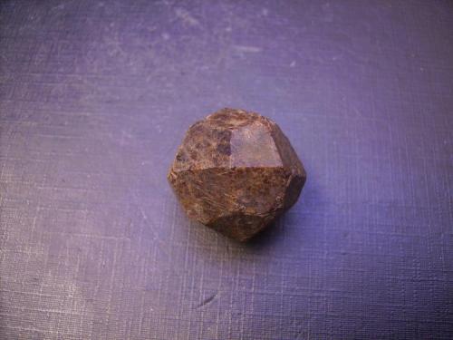 Almandino
Cerro Sololosta, San Luis, Argentina
2,5 x 2,5 cm. (Autor: Antonio Alcaide)