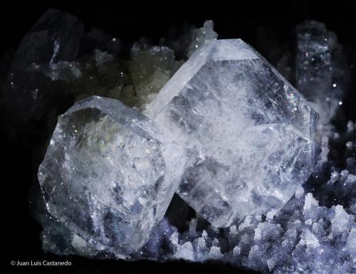 Apofilita y cuarzo. 
Jalgaon. Maharastra. India. 
16x9 cm. Cristal mayor 2.8 cm (Autor: Juan Luis Castanedo)