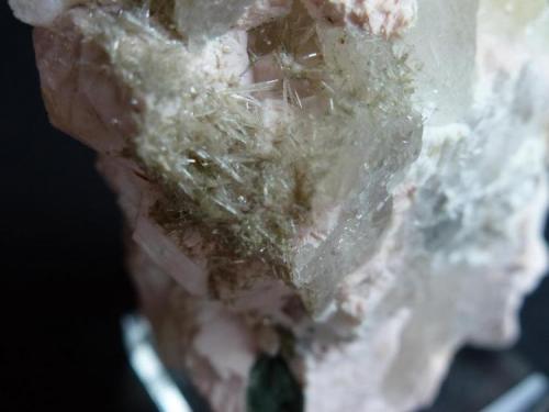 Ortoclasa, Prehnita, Calcita y Epidota-Clinozoisita (Serie)<br />Valdemanco, Comarca Sierra de Guadarrama, Community of Madrid, Spain<br />8 x 4 cm.<br /> (Autor: javier ruiz martin)