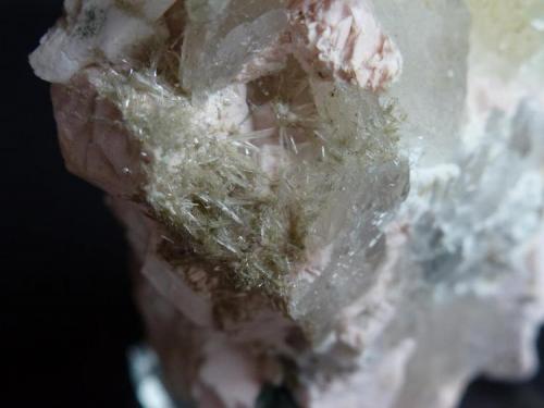 Ortoclasa, Prehnita, Calcita y Epidota-Clinozoisita (Serie)<br />Valdemanco, Comarca Sierra de Guadarrama, Community of Madrid, Spain<br />8 x 4 cm.<br /> (Autor: javier ruiz martin)