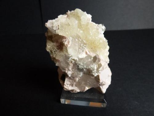 Ortoclasa, Prehnita, Calcita y Epidota-Clinozoisita (Serie)<br />Valdemanco, Comarca Sierra de Guadarrama, Community of Madrid, Spain<br />8 x 4 cm.<br /> (Autor: javier ruiz martin)