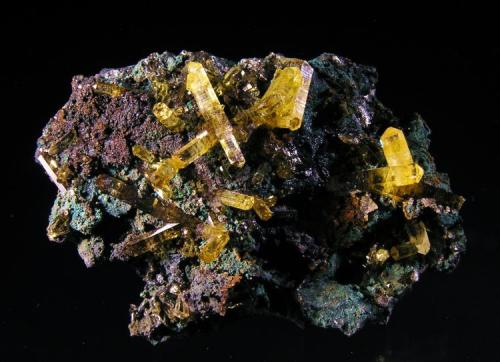 Mimetita.
Tsumeb, Región de Otjikoto, Namibia.
4,5x3,2x2x1 cm.
Cristales (algunos biterminados) hasta 1,5 cm. Col. y foto Nacho Gaspar. (Autor: Nacho)