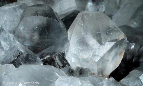 Calcita. 
Mina Victoria. Cabezo de San Ginés. el Estrecho. Sierra Minera de Cartagena-La Unión. Cartagena. España

Otro detalle del ejemplar anterior. (Autor: Juan Luis Castanedo)