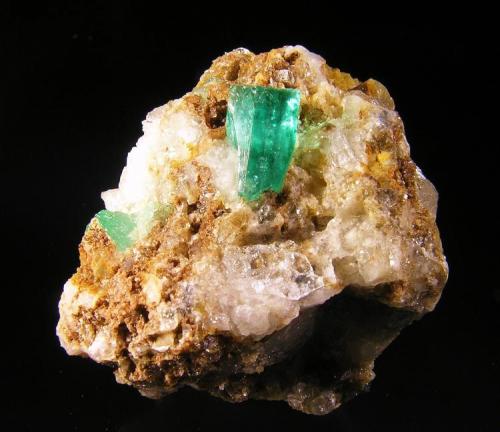 Berilo (var. Esmeralda).
Mina Chivor, Chivor, Dep. De Boyacá, Colombia.
4x4x4 cm.
Cristal de 1,3x0,8x0,7 cm. Col. y foto Nacho Gaspar. (Autor: Nacho)