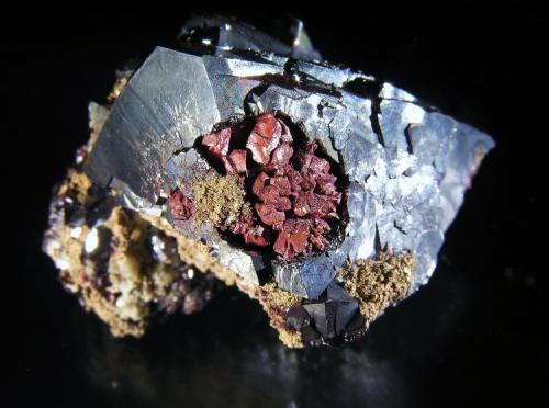 Cuprita c/Cobre y Plata Nativos.
Mina Rubtsovskoye, Siberia, Rusia.
3,7x3x3,5 cm.
Otra vista de la pieza anterior. Col. y foto Nacho Gaspar. (Autor: Nacho)