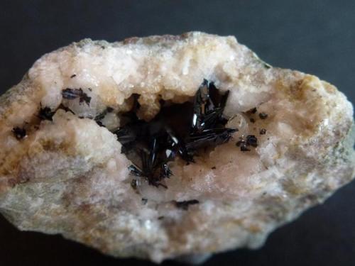 Goethita<br />Goethite outcrop, Tordelrábano, Comarca Sierra Norte de Guadalajara, Guadalajara, Castilla-La Mancha, Spain<br />4 x 3 cm.<br /> (Autor: javier ruiz martin)
