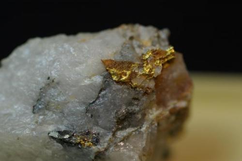 Oro nativo con otros telururos de oro
Tregardock Cliffs, cerca de Delabole, Cornualles, Inglaterra, Gran Bretaña
35x22x8 mm
pieza extraída en el siglo XVIII (Autor: Juan María Pérez)